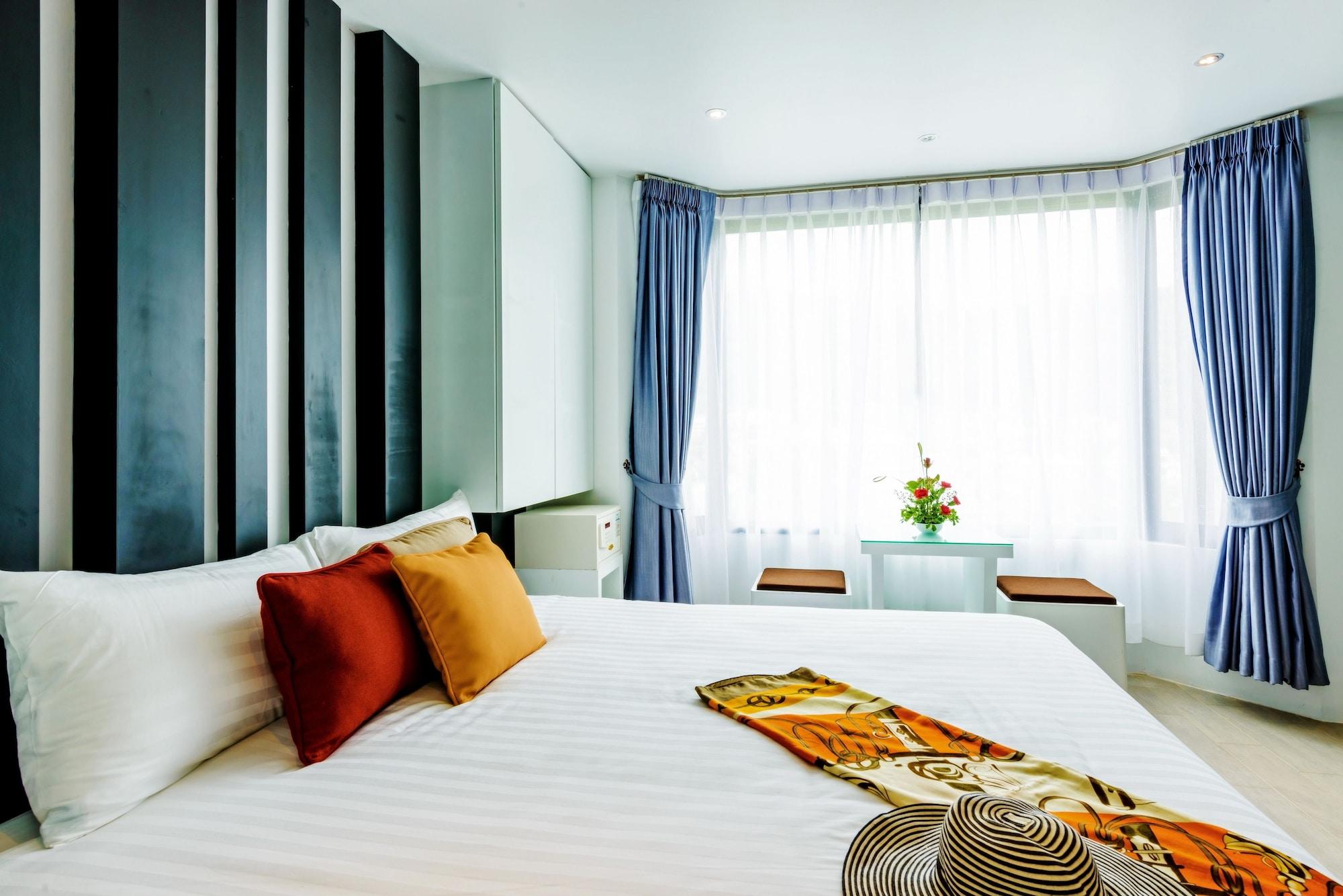 Raha Grand Hotel Patong Luaran gambar