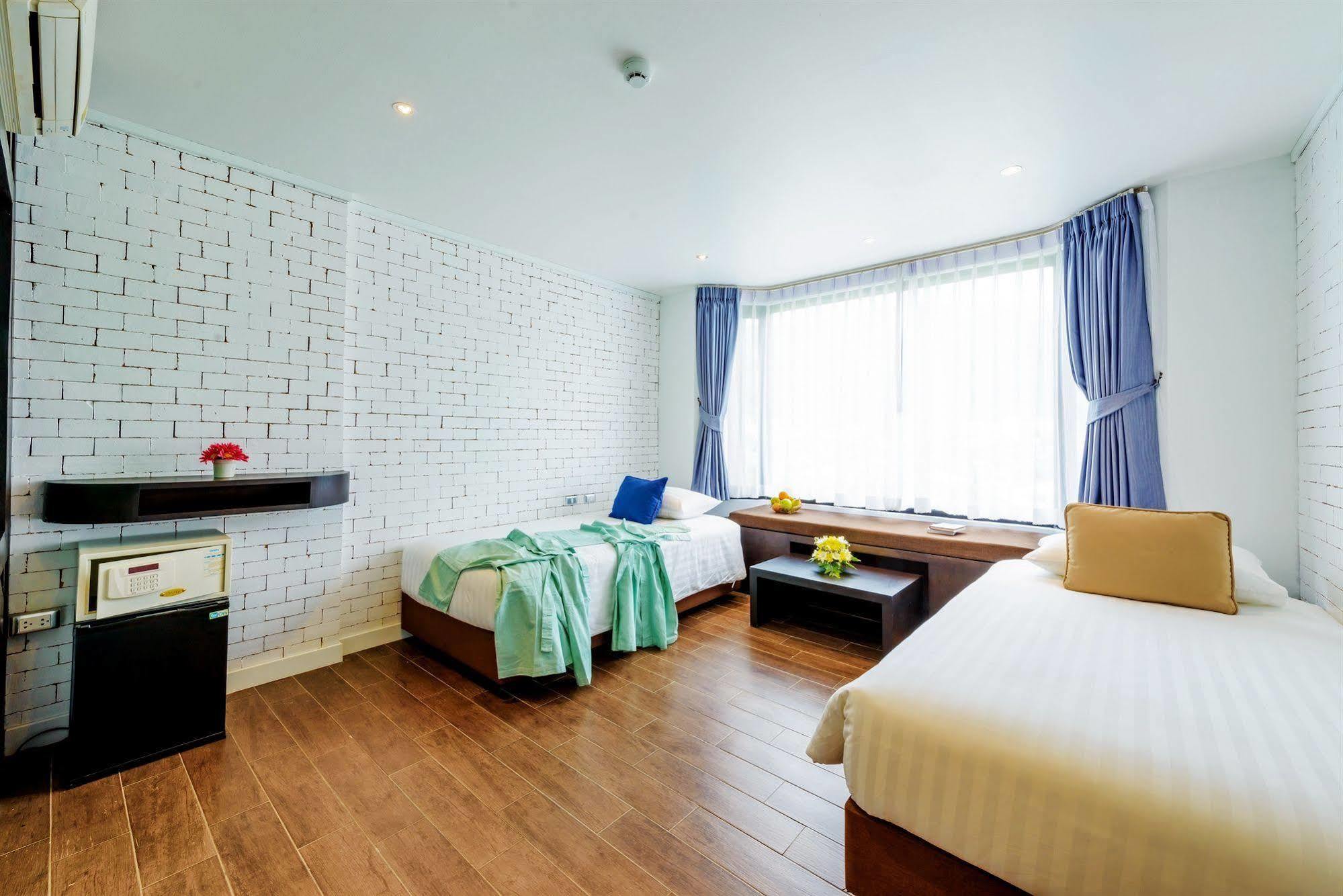 Raha Grand Hotel Patong Luaran gambar