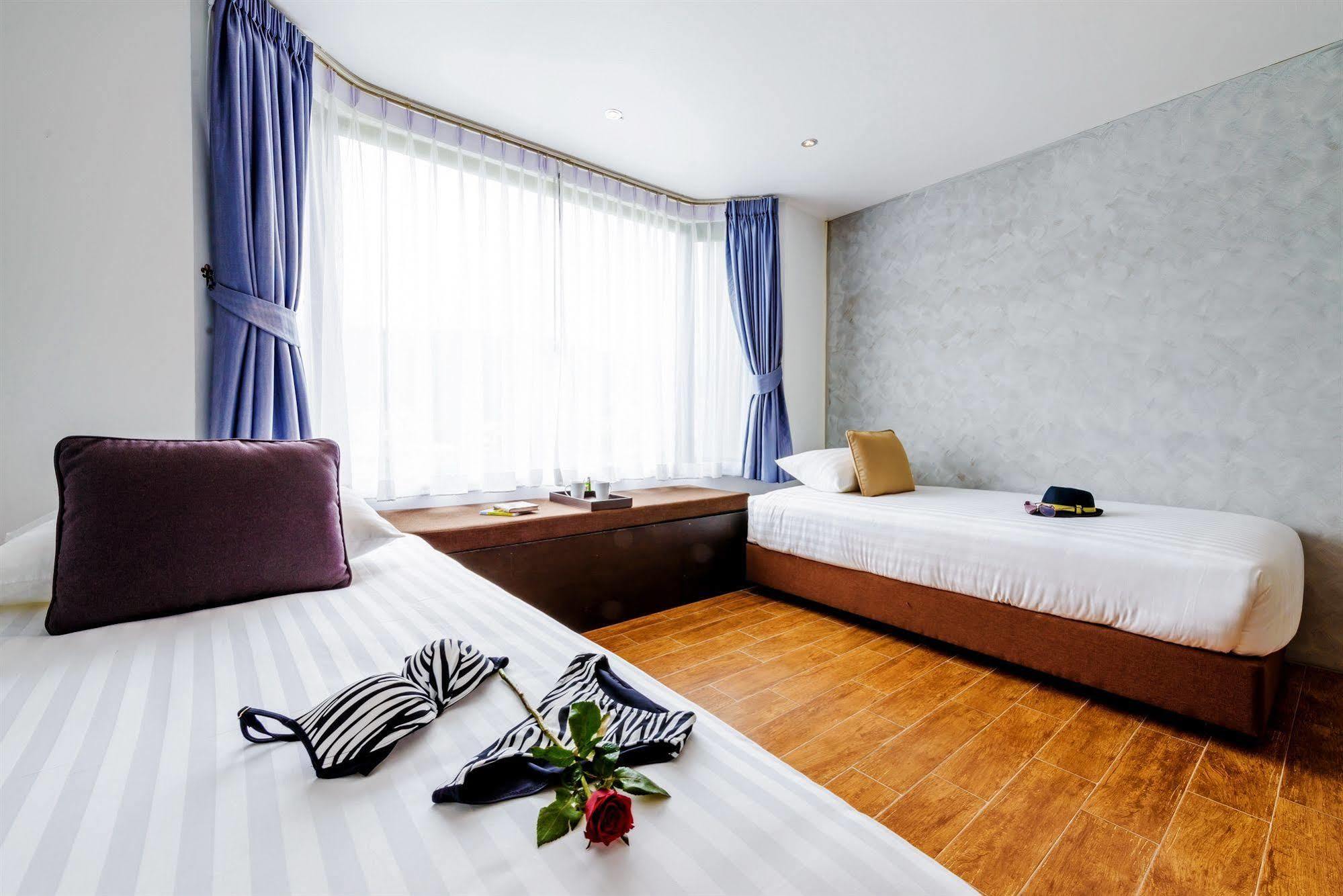 Raha Grand Hotel Patong Luaran gambar