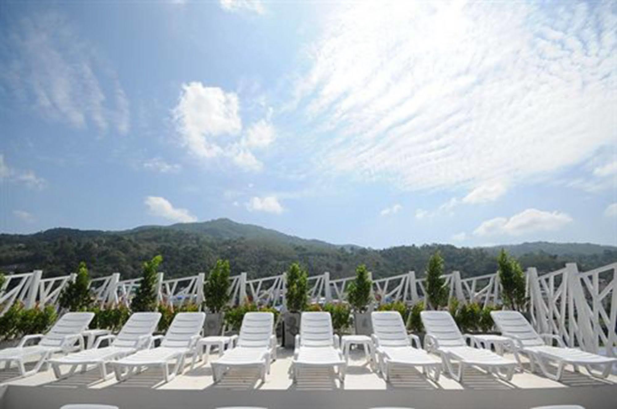 Raha Grand Hotel Patong Luaran gambar